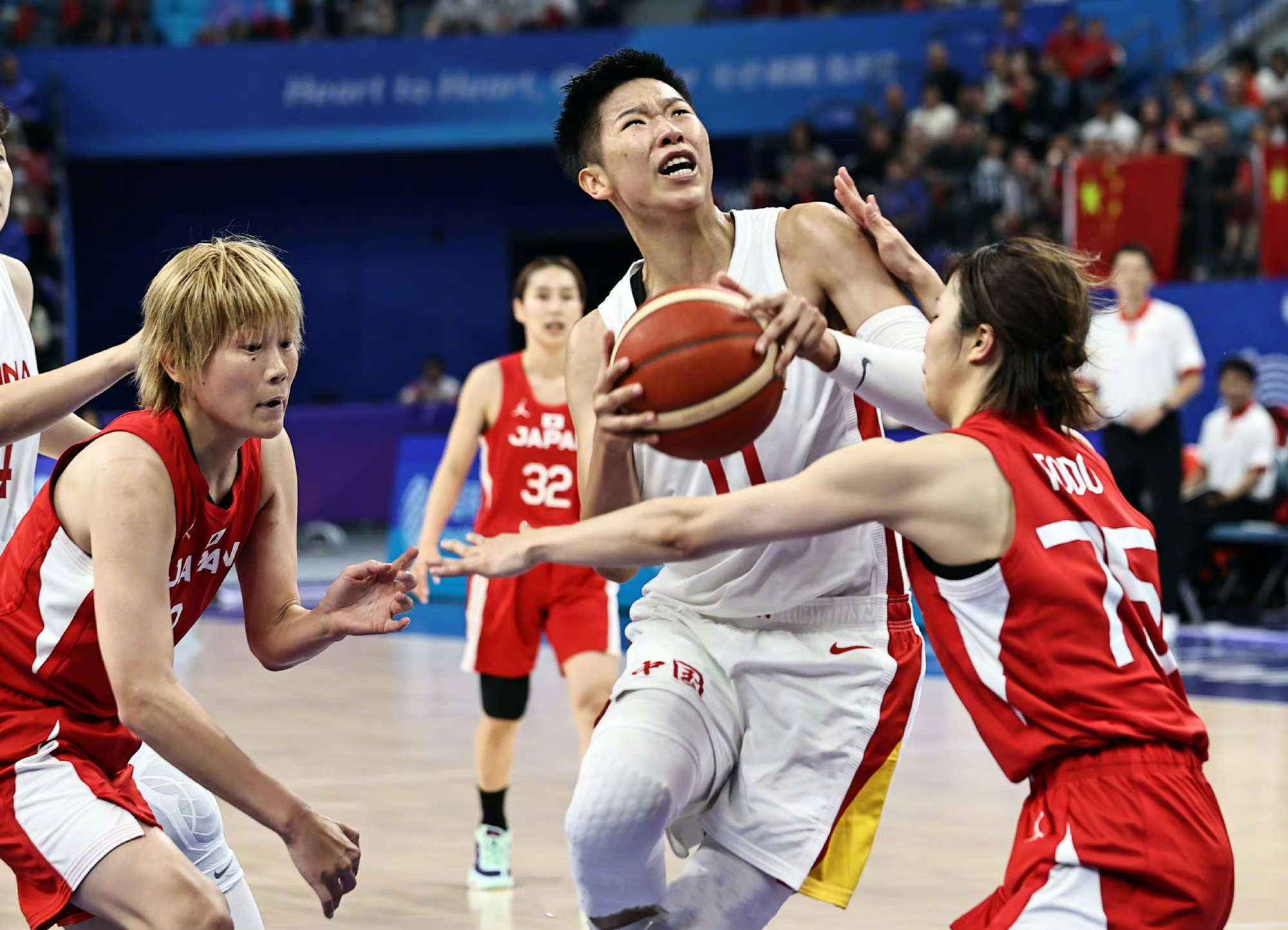 开云平台-英勇豁达：女队选手勇往直前