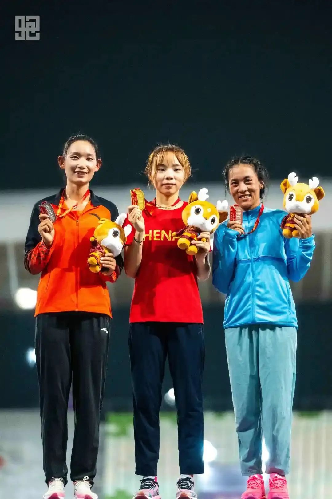 包含女子田径项目再添佳绩，夺得桂冠成为闪耀之星的词条