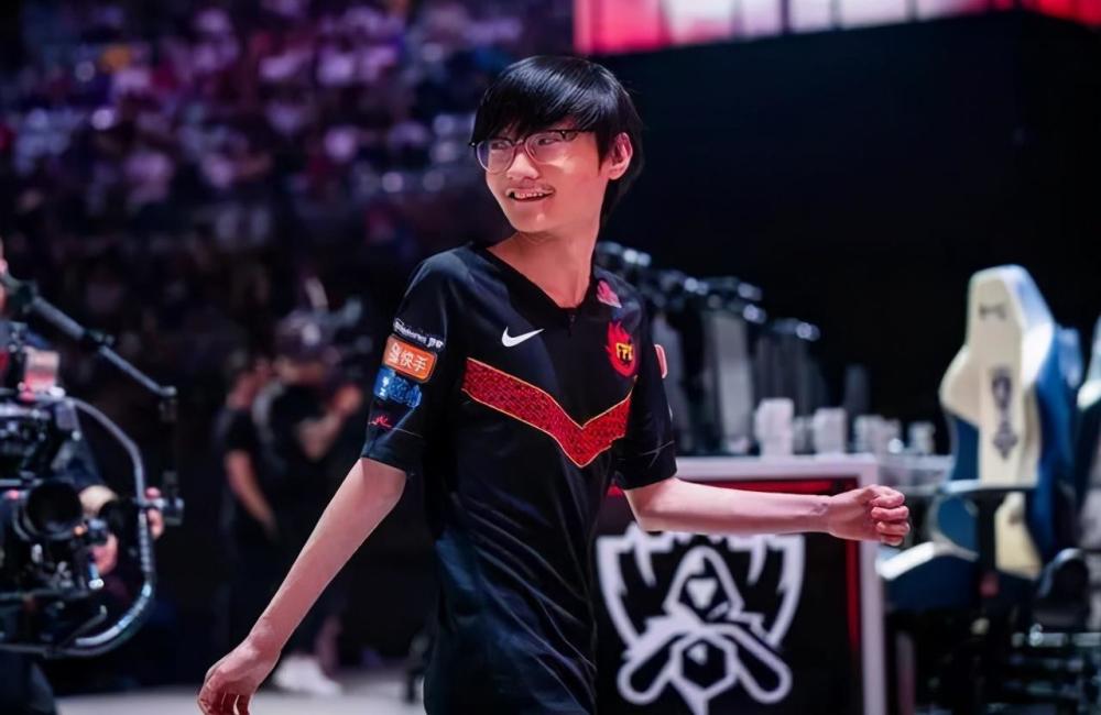 FPX险胜KT，Peanut团战一打五顶尖较量四强赛，成为赛场最大亮点