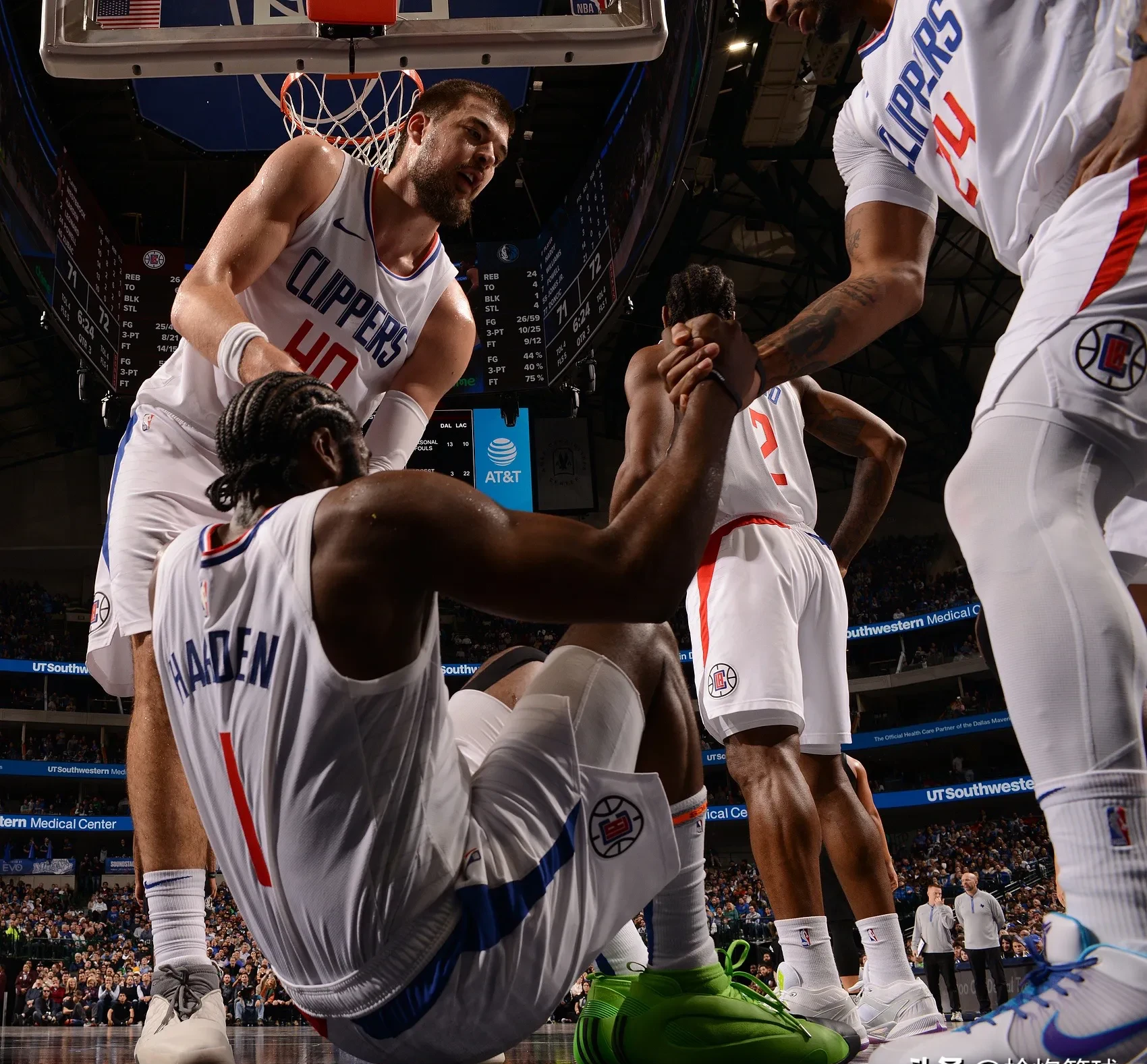 快船客场不敌开拓者,遭遇失利 快船客场不敌开拓者,遭遇失利